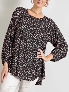 New with tags Easel Black and Pink Floral Swing Top